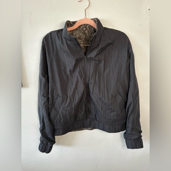 Lululemon Bombs Away Jacket
Black / Summer Shade Medium Olive Dark‎ Olive size 8 - Picture 5 of 10
